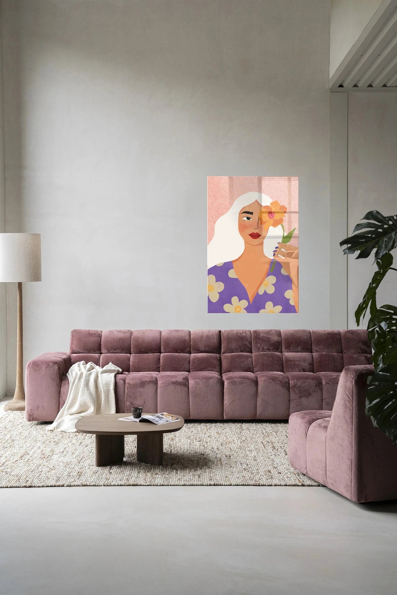 Moderne wanddecoratie met bloemmotief van Urban Cotton, glaskunst en kleurrijk wandkleed voor een stijlvolle interieuraccent