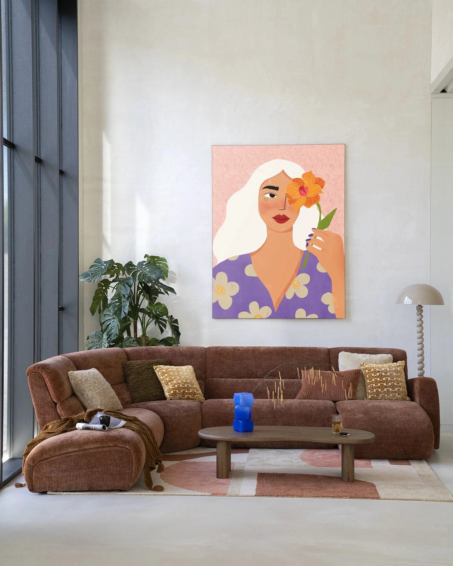 Moderne wanddecoratie met bloemenprint van Urban Cotton, inclusief wandkleed en kunstwerk in een stijlvolle frame.