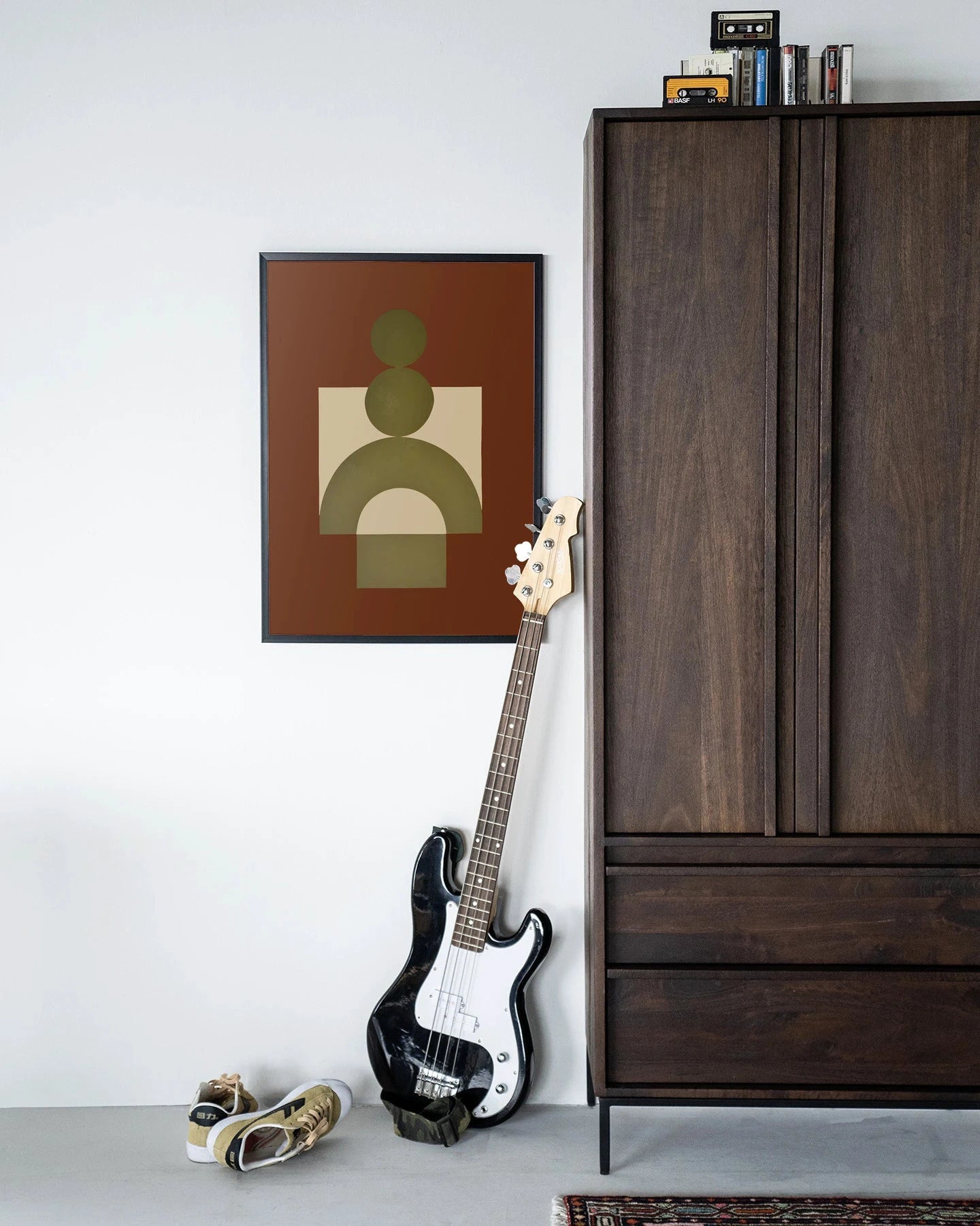 Moderne wanddecoratie Forma 3 Red van Urban Cotton met houten lijst, zwart glaskunst en wandkleed in abstracte stijl.