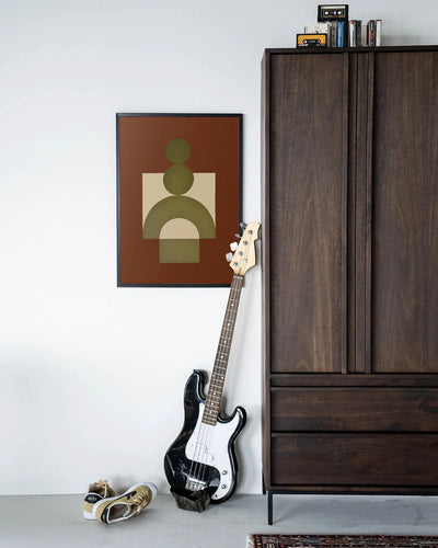Moderne wanddecoratie Forma 3 Red van Urban Cotton met houten lijst, zwart glaskunst en wandkleed in abstracte stijl.