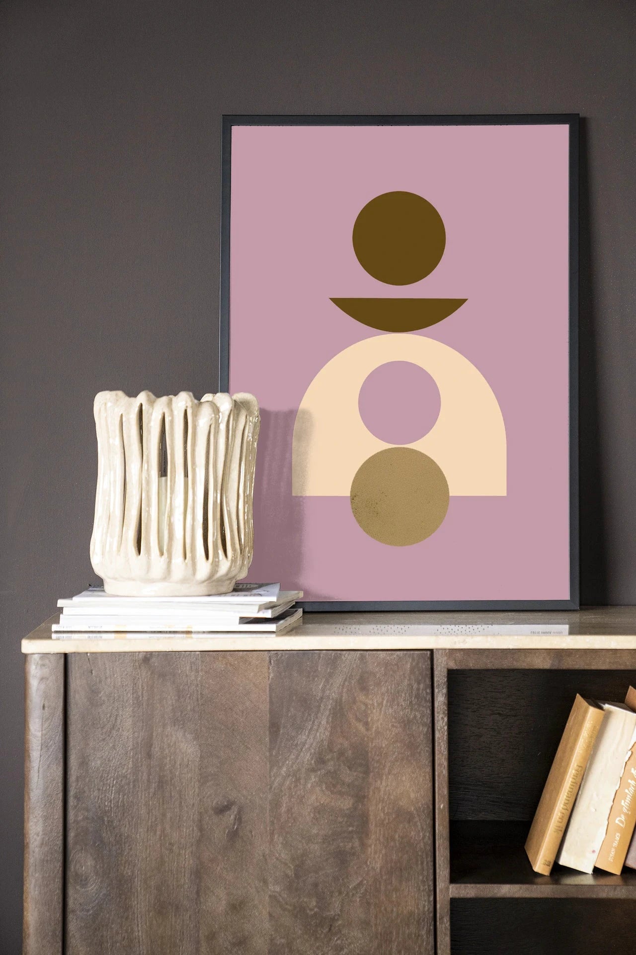 Moderne Forma 4 Lilac kunst aan houten lijst met zwart frame door Urban Cotton, wanddecoratie met glas en textiel.