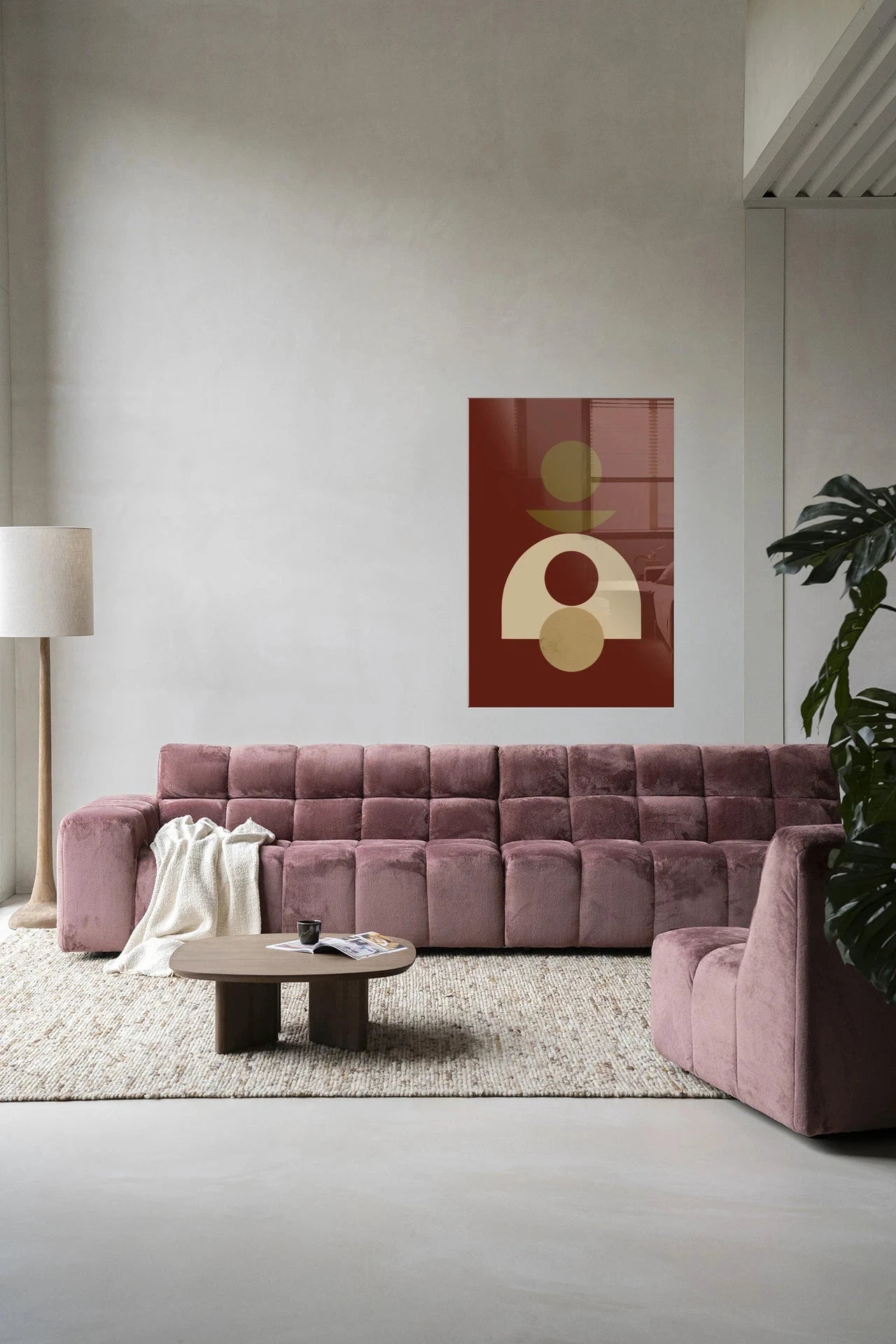 Moderne kunstwanddecoratie van Urban Cotton, glasartprint met rood geometrisch ontwerp en wandkleed voor stijlvolle interieurs.