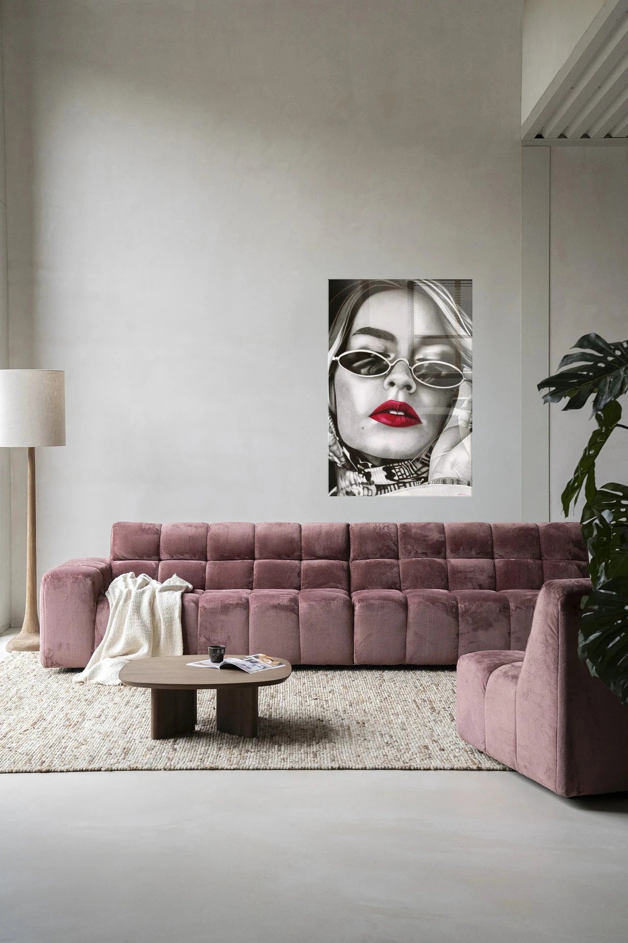 Moderne kunstwanddecoratie van Urban Cotton met rood glasartprint en wandkleed, kleurrijk en abstracte muurdecoratie.