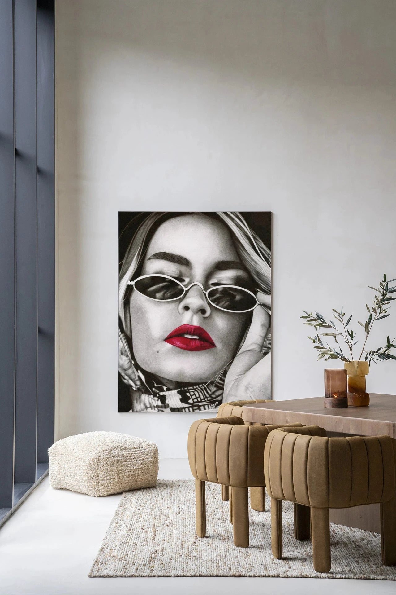 Moderne kunst wanddecoratie met rood glasartprint en wandkleed van Urban Cotton, kleurrijk en opvallend voor in elke ruimte