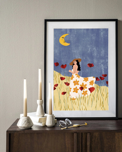 Kunstprint van een meisje in een klaprozenveld met houten frame, zwart decoratief wandkunst van Urban Cotton