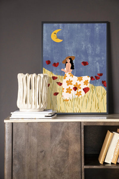 Kunstprint van een meisje in een klaprozenveld met houten zwart frame, moderne wanddecoratie door Urban Cotton