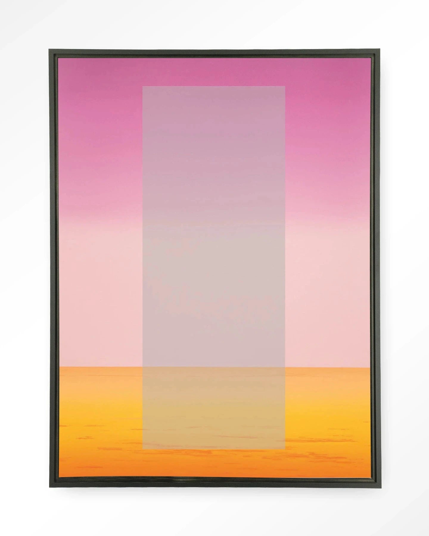 Moderne wanddecoratie Gradient 2 van Urban Cotton, inclusief wandkleed met zwart frame en abstract kunstprint.