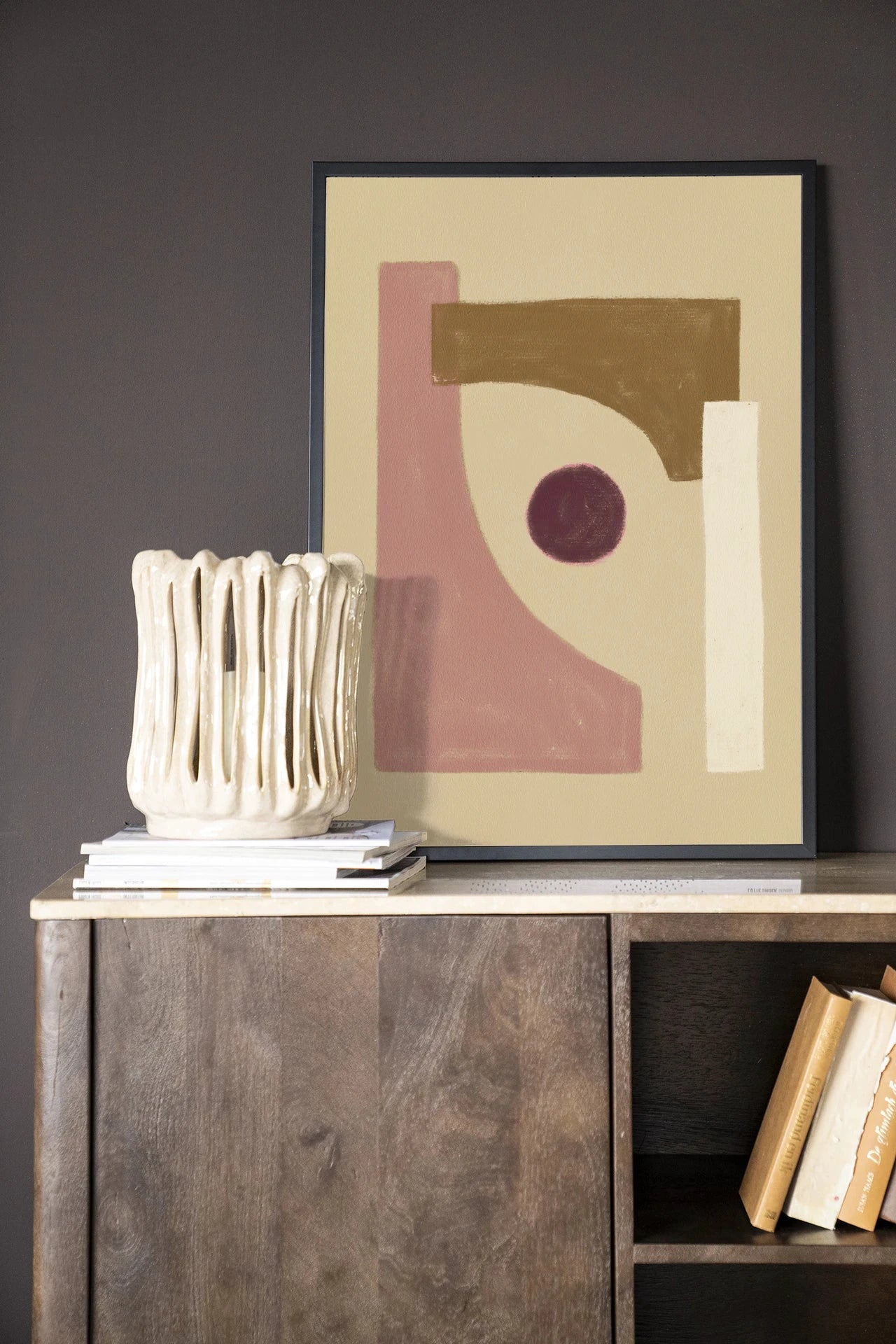 Moderne wanddecoratie met kunstprint van kruiden in houten lijst, zwart frame, door Urban Cotton, stijlvolle huisdecoratie.