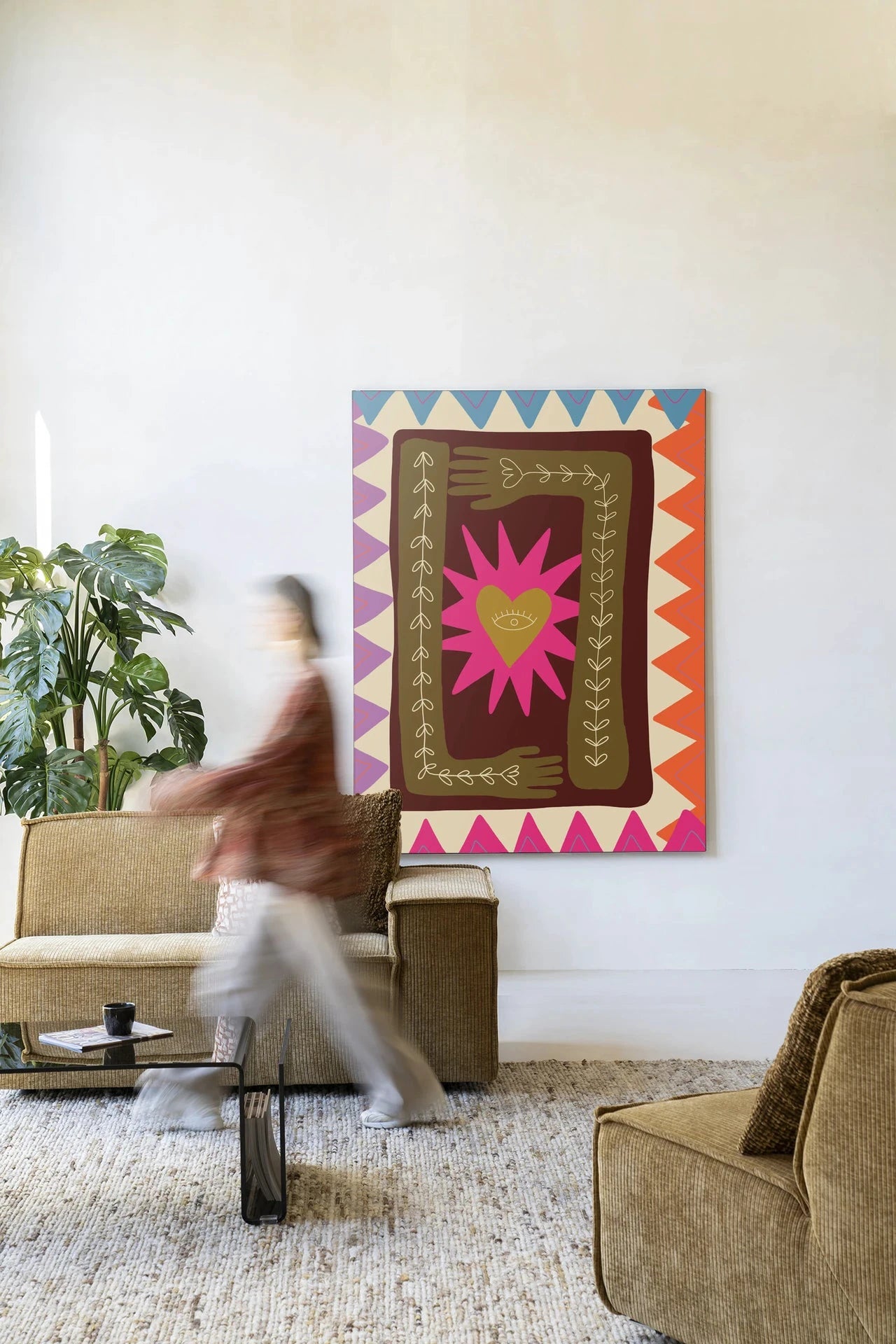 Moderne wanddecoratie van Urban Cotton met kunstprint, glasart en wandkleed met abstract ontwerp en zachte kleuren.