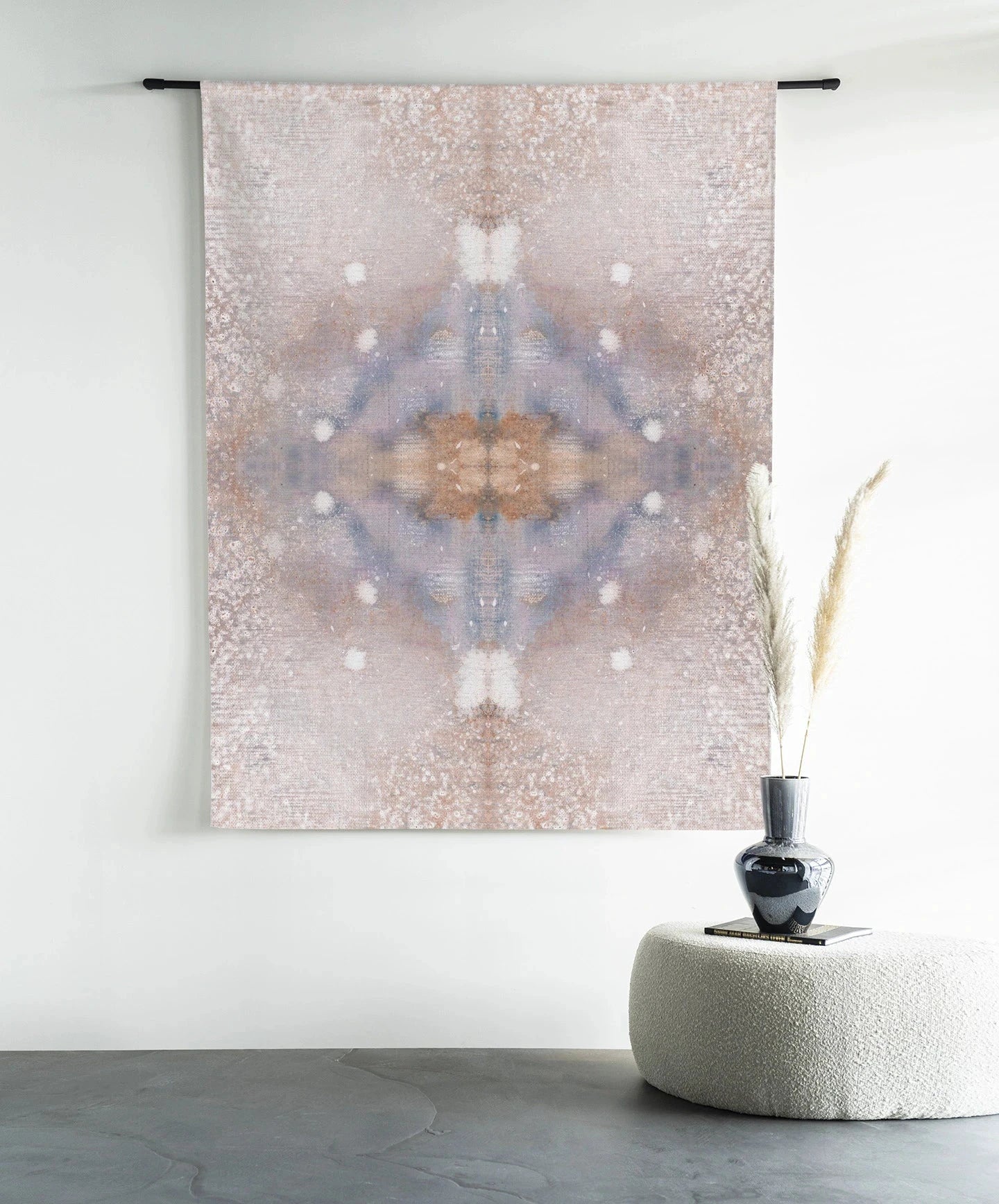 Moderne wanddecoratie van een Iberische lynx op een wandkleed met ronde buis, door Urban Cotton, kunst voor muurversiering