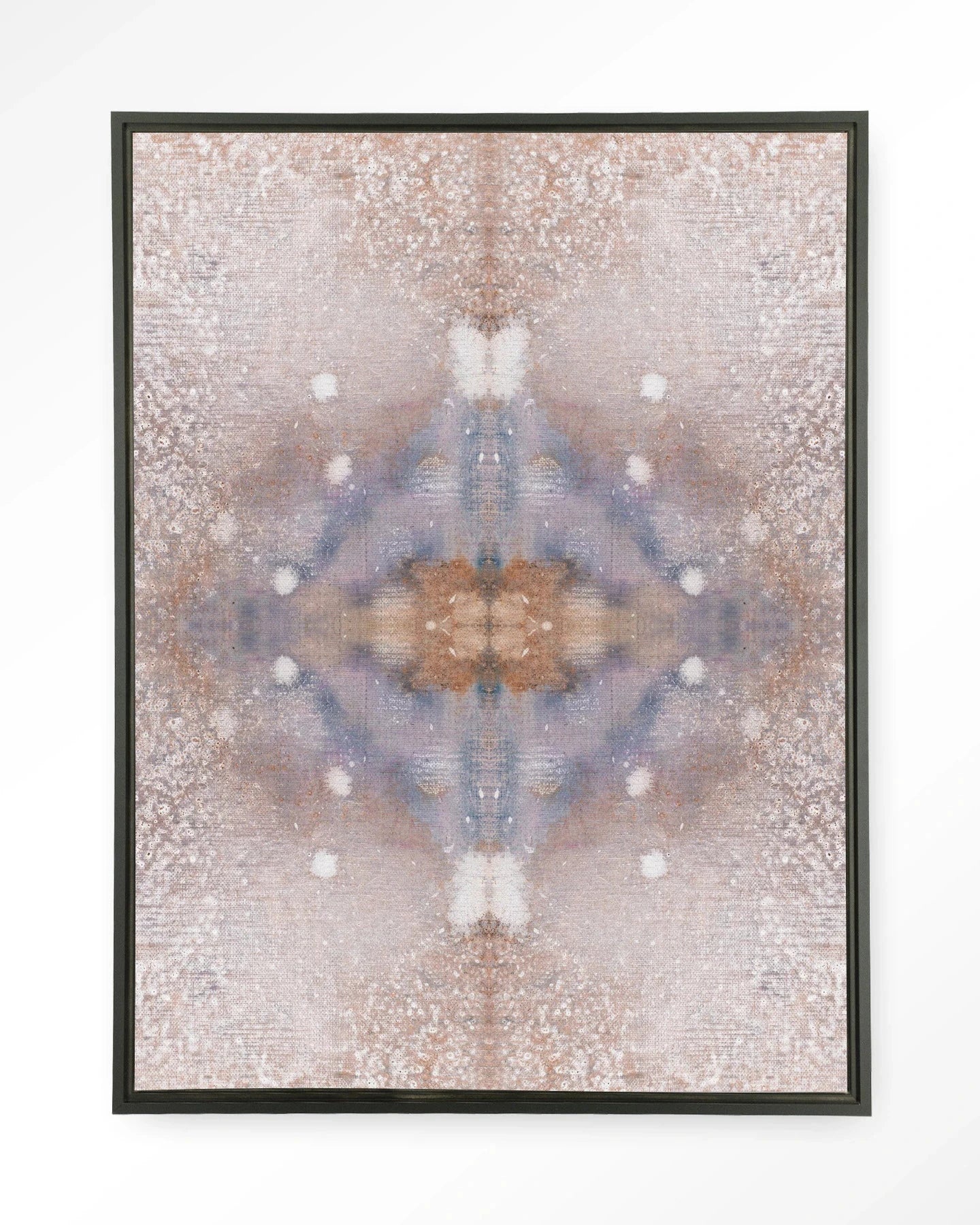 Moderne wanddecoratie van een Iberische lynx, gedrukt op wandkleed met zwart frame, door Urban Cotton.