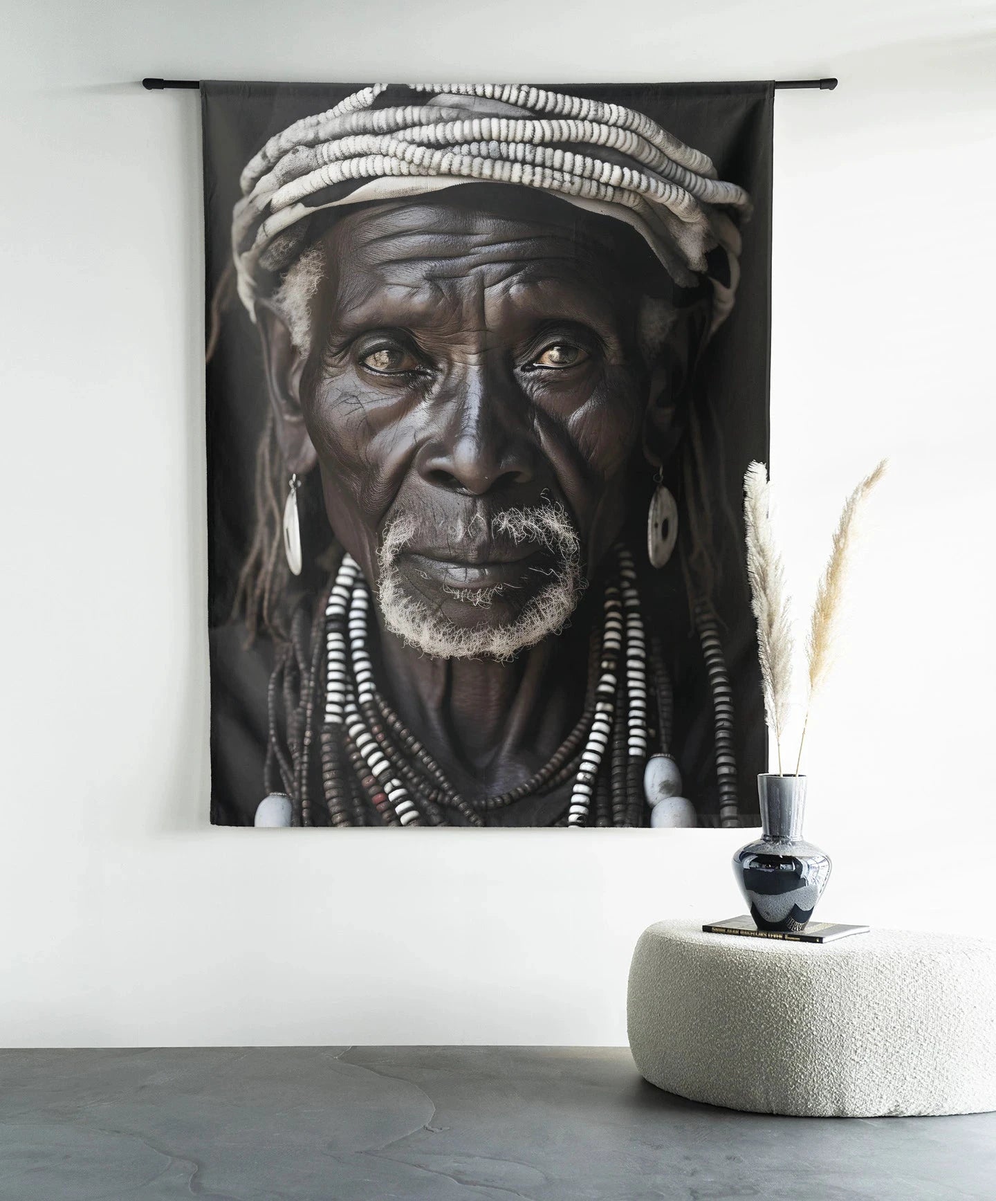Moderne wanddecoratie van Urban Cotton met kunstprint en wandkleed met gebogen roede voor een stijlvolle muurversiering