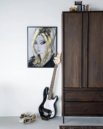 Kunstprint van Kate Moss in houten lijst, zwart frame, modern wanddecoratie door Urban Cotton, geschikt voor interieur.