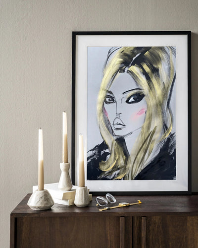 Kunstafdruk van Kate Moss met houten lijst in zwart, moderne wanddecoratie van Urban Cotton, geschikt voor interieur.