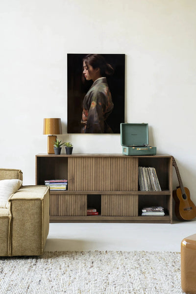 Moderne wanddecoratie van Urban Cotton met een Kimono Tales kunstprint, glasart en wandkleed in een stijlvolle frame.