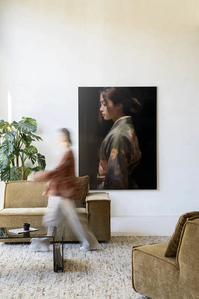 Moderne wanddecoratie van Urban Cotton met kunstprint en wandkleed met kleurrijk Kimono Tales ontwerp.