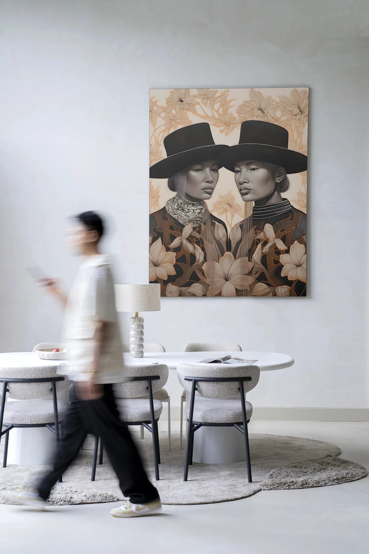 Moderne wanddecoratie van Urban Cotton met Lady Garden kunstprint en wandkleed, kleurrijk kunstwerk voor in huis.