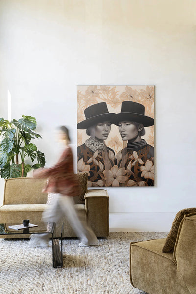 Moderne wanddecoratie van Urban Cotton met Lady Garden kunstprint en wandkleed met glasart, kleurrijk en artistiek design.