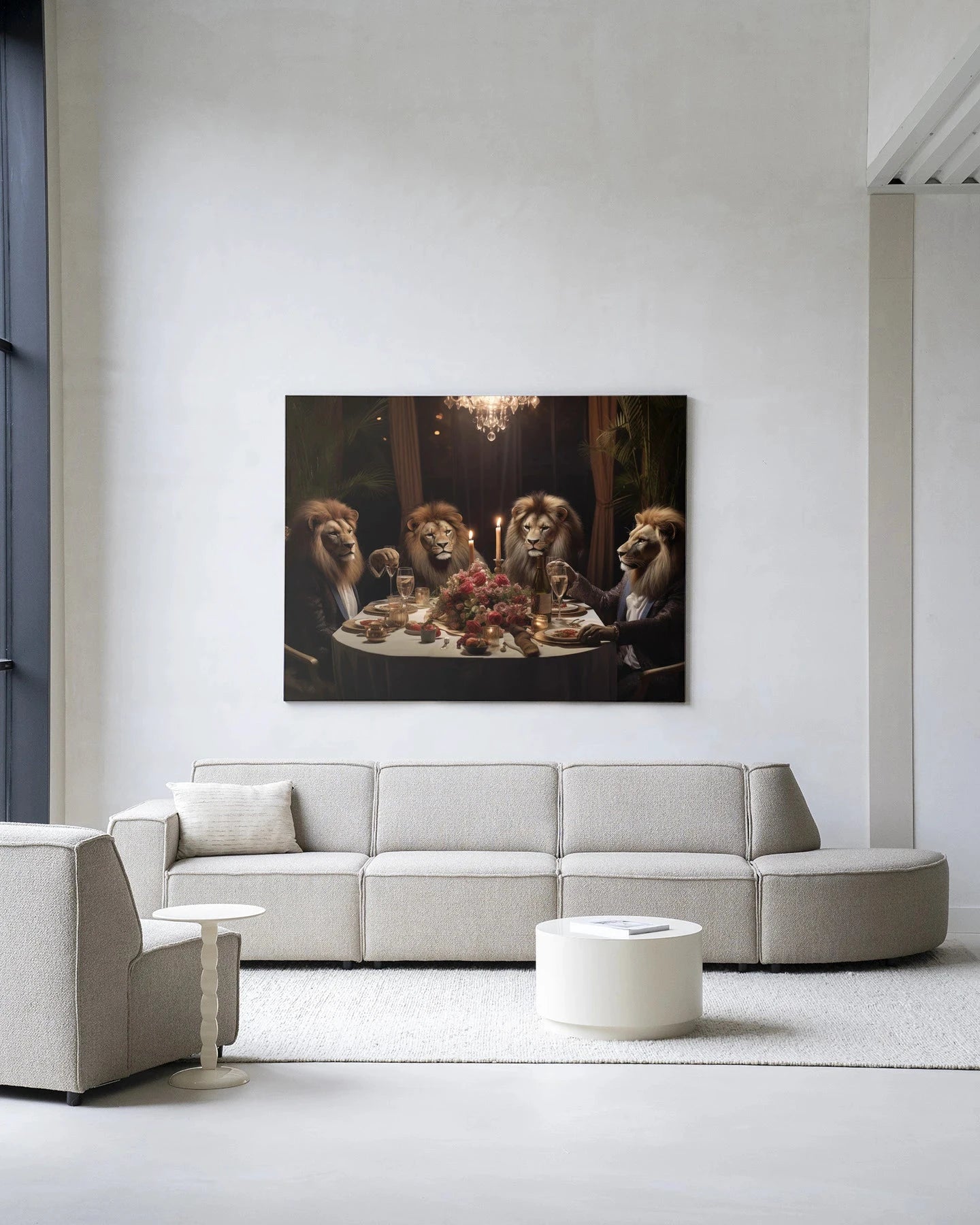 Moderne wanddecoratie met leeuwen uit Lions Dinner, kunstwerk op wandkleed door Urban Cotton, kleurrijk en opvallend design.
