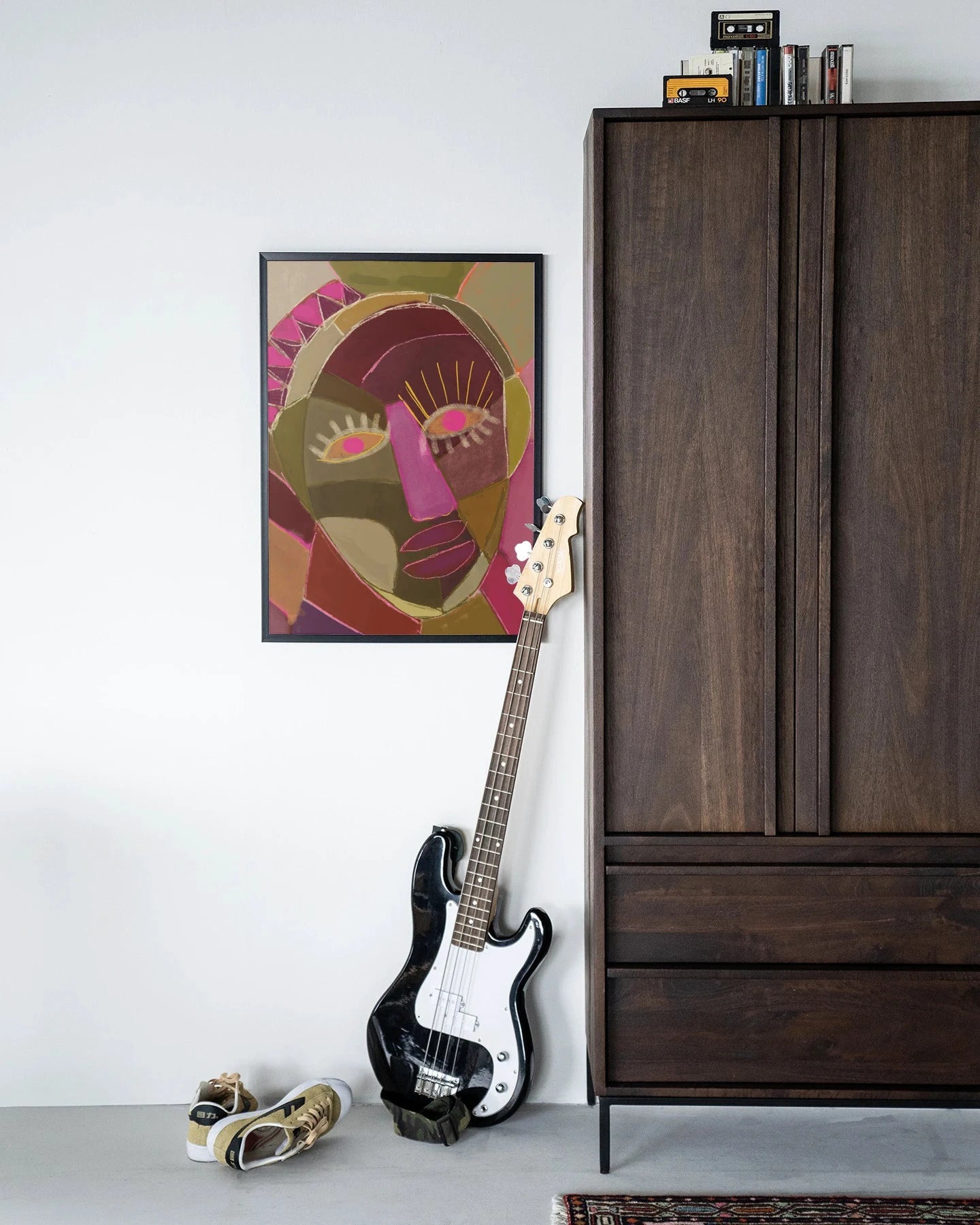 Moderne wanddecoratie met kunstprint "Mas Que Nada" in zwart houten frame, door Urban Cotton, voor een stijlvolle muurversiering