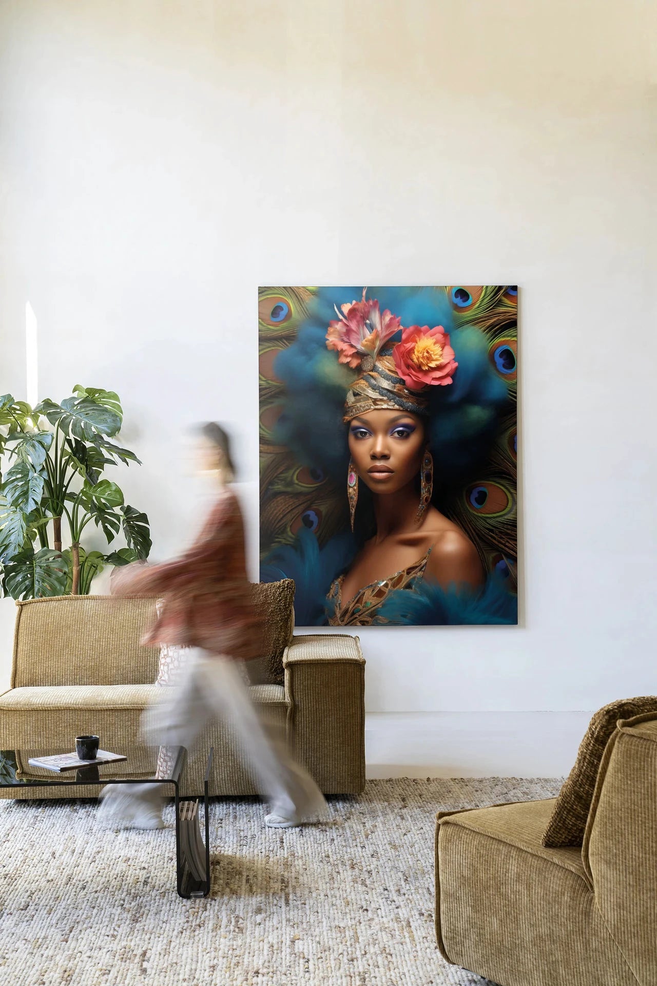 Moderne wanddecoratie van Urban Cotton met kunst, glasart en wandkleed, kleurrijk en abstract ontwerp in frame op muur.