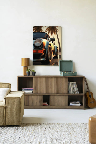 Moderne Miami Style wanddecoratie van Urban Cotton met kunstprint, glazen kunst en wandkleed in levendige kleuren.