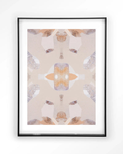 Moderne wanddecoratie van een bergleeuw kunstprint met zwarte lijst, gemaakt door Urban Cotton, geschikt als glas- of wandkleedkunst