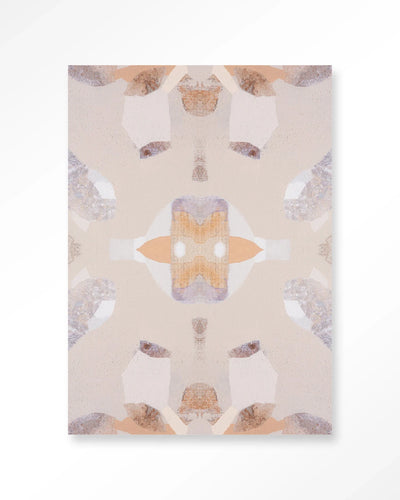 Moderne wanddecoratie van een bergleeuw kunstwerk met glas en wandkleed door Urban Cotton, kleurrijk en gedetailleerd.