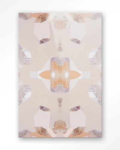 Moderne wanddecoratie van een bergleeuw artprint, glas en wandkleed door Urban Cotton, kleurrijk en artistiek muurkunstwerk.