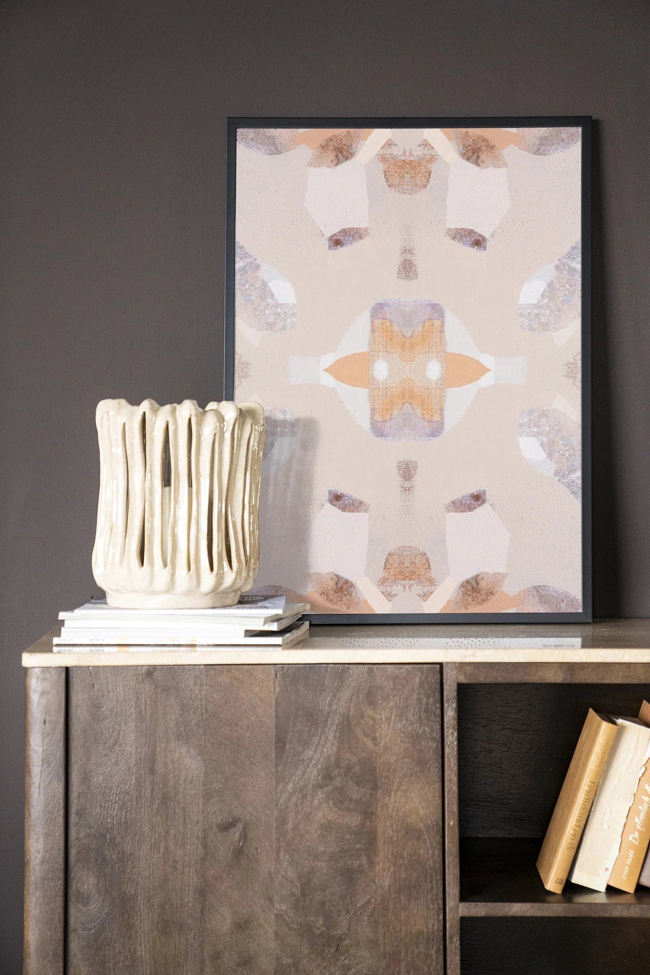 Moderne wanddecoratie van een bergleeuw in houten lijst, zwart kunstprint van Urban Cotton, geschikt voor muurdecoratie.