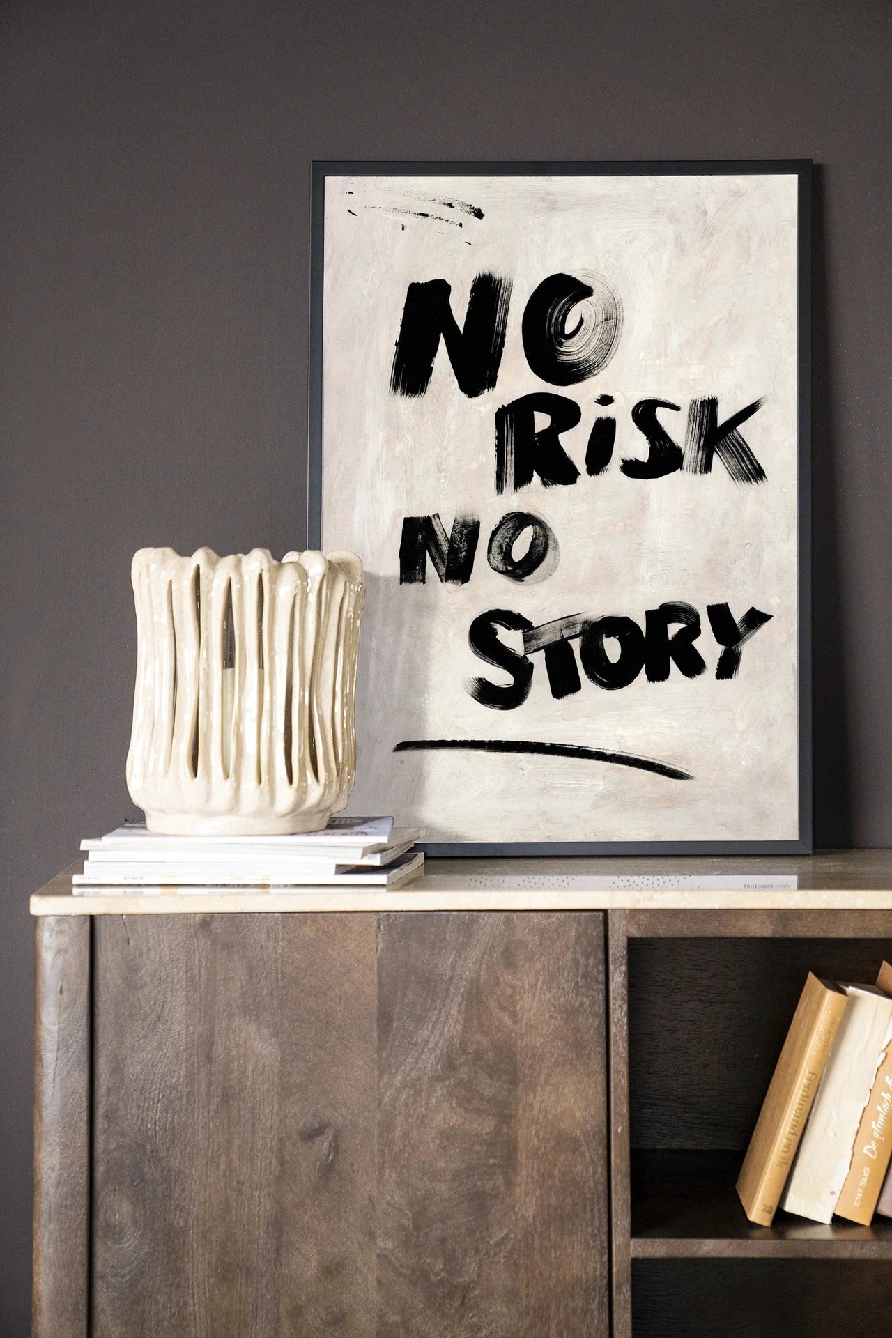 Moderne kunst wanddecoratie van Urban Cotton met houten frame en zwart glas, voorzien van No Risk No Story artwork.