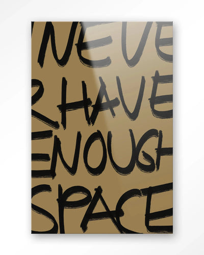 Moderne wanddecoratie van Urban Cotton, glas art en wandkleed met abstract ontwerp in neutrale kleuren.