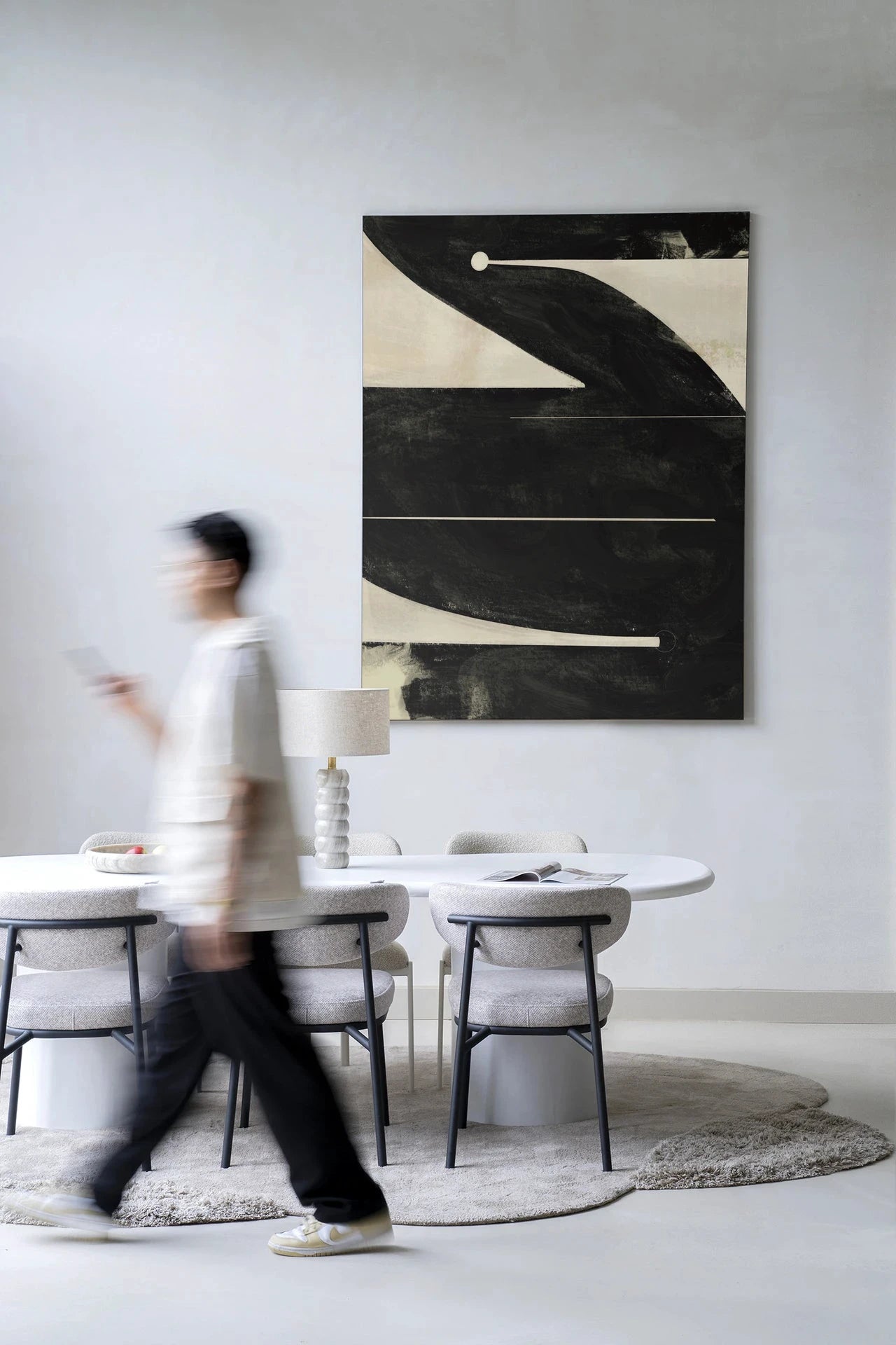 Moderne wanddecoratie van Urban Cotton met Nocturne Oasis kunstprint en wandkleed, kleurrijk en artistiek interieuraccent.