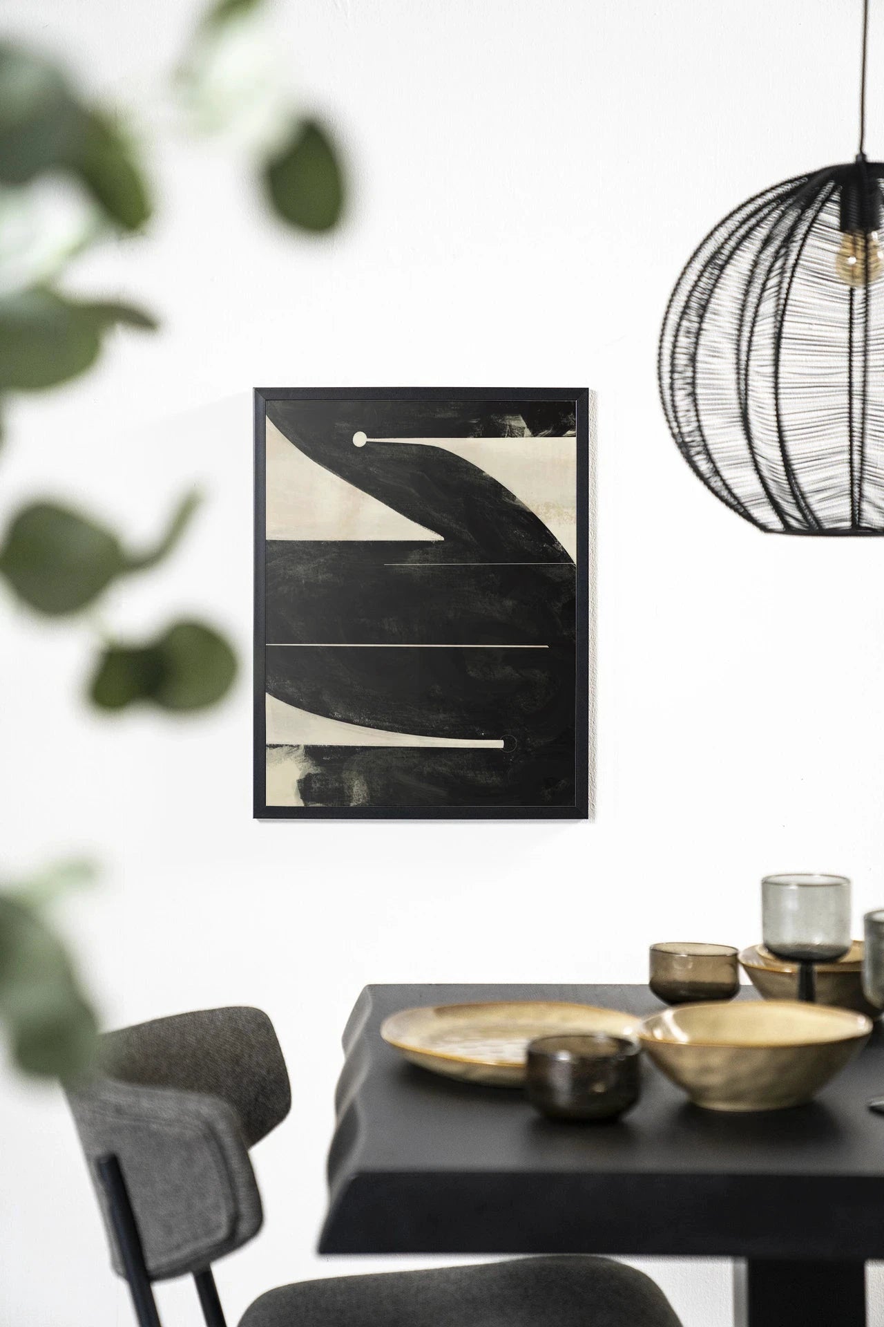 Moderne wanddecoratie van Urban Cotton met Nocturne Oasis kunstprint en houten zwart frame, geschikt als glas art en wandkleed.
