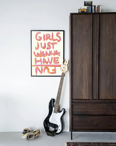 Moderne wanddecoratie kunst van Urban Cotton met zwart houten frame, inclusief artprint, glas art en wandkleed, "P.S Written By A Girl"