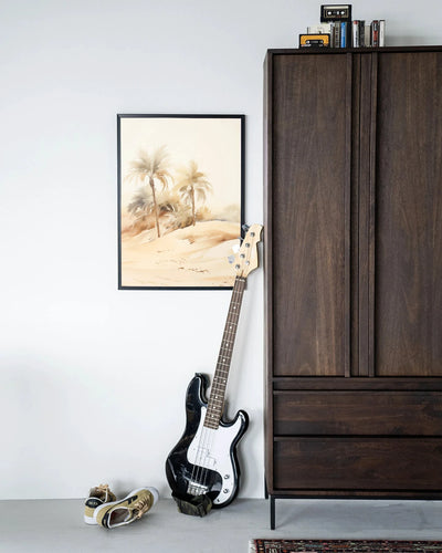 Moderne wanddecoratie van Urban Cotton met palmprint op houten lijst, zwart frame, glaskunst en wandkleed in eigentijdse stijl