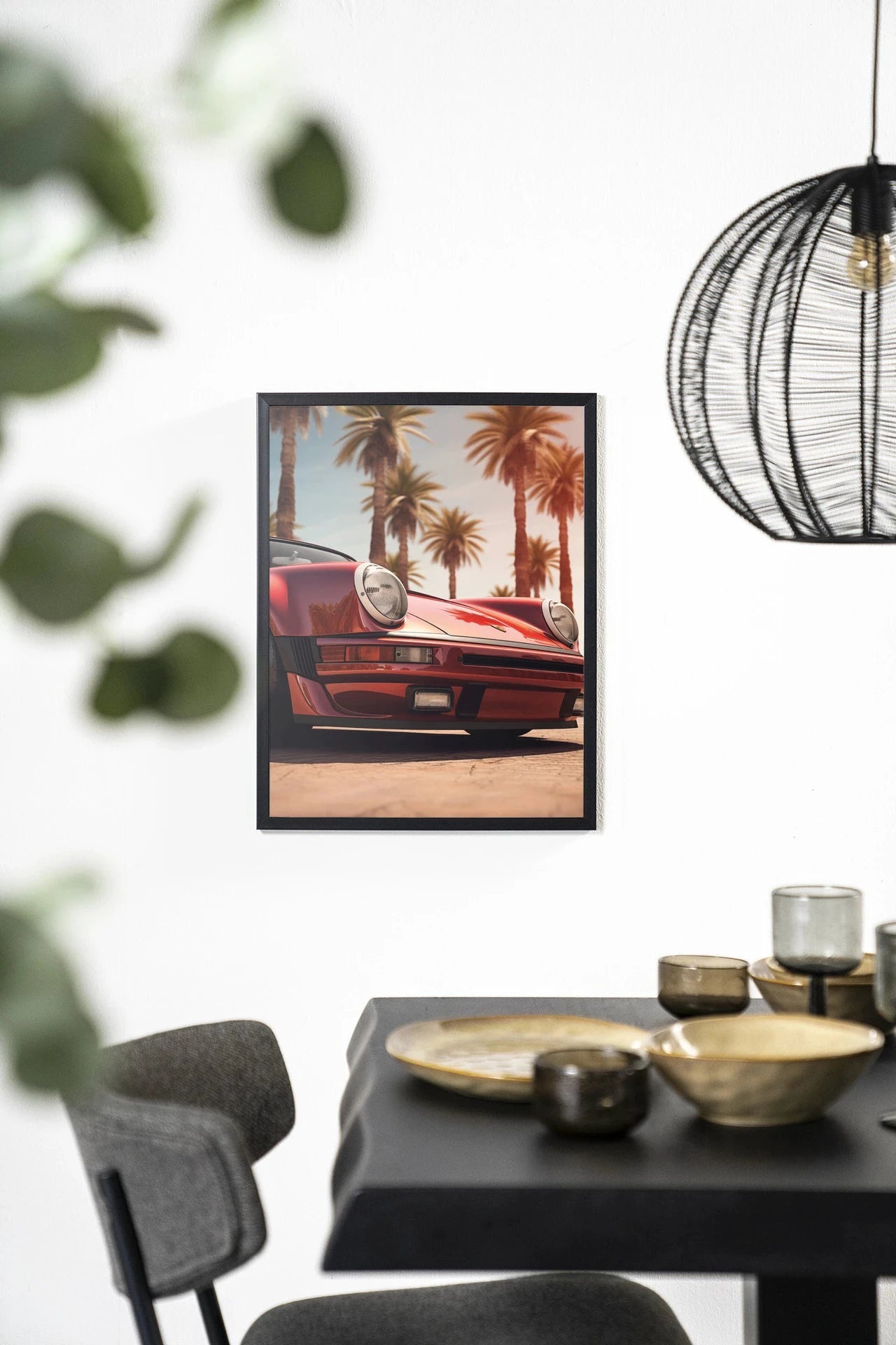 Moderne wanddecoratie van Urban Cotton met een artprint van Palm Springs in houten frame, zwart achtergrond, elegante muurkunst