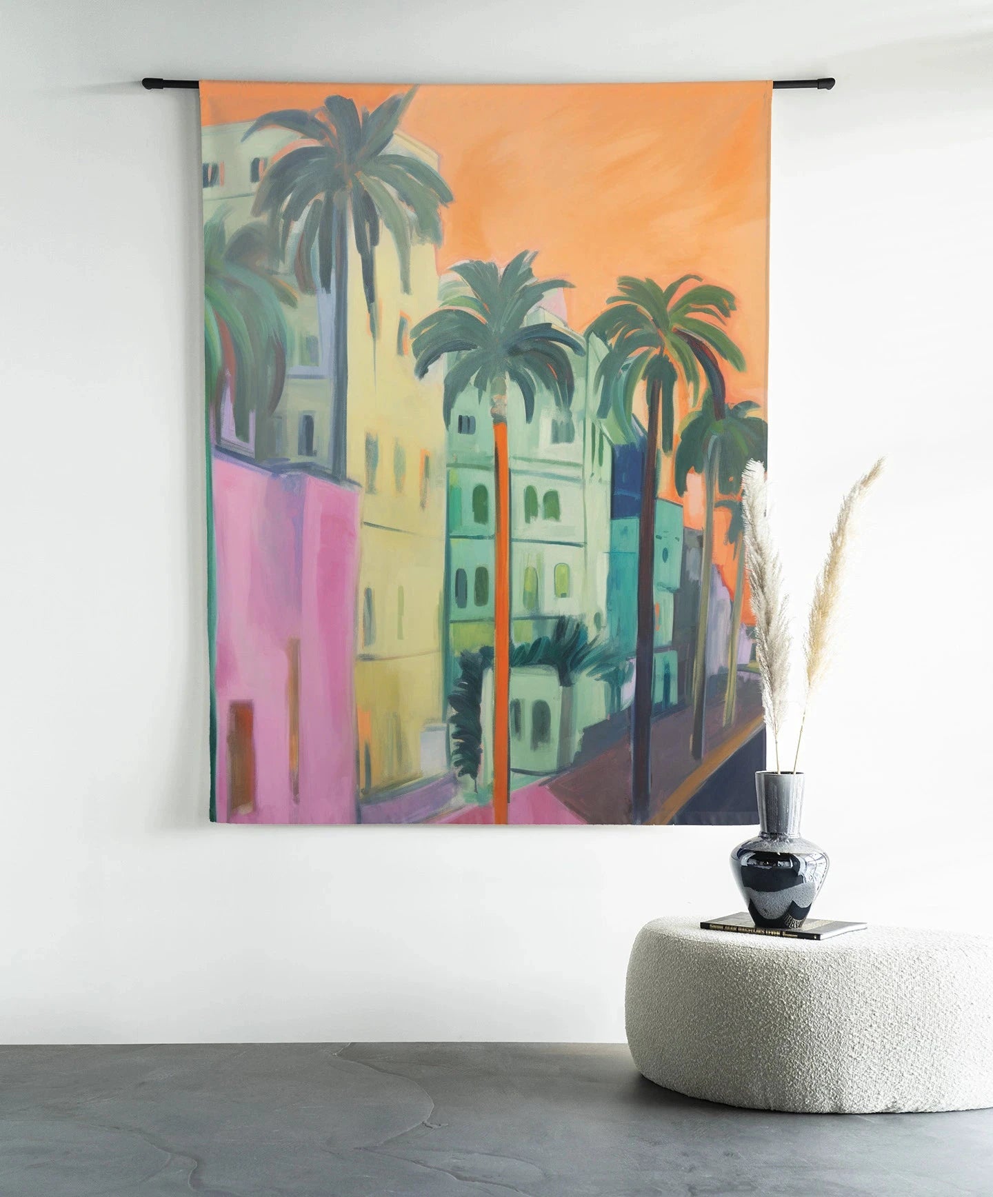 Moderne wanddecoratie van Urban Cotton met palm street artprint en wandkleed met gebogen roede, kleurrijk en stijlvol interieuraccessoire
