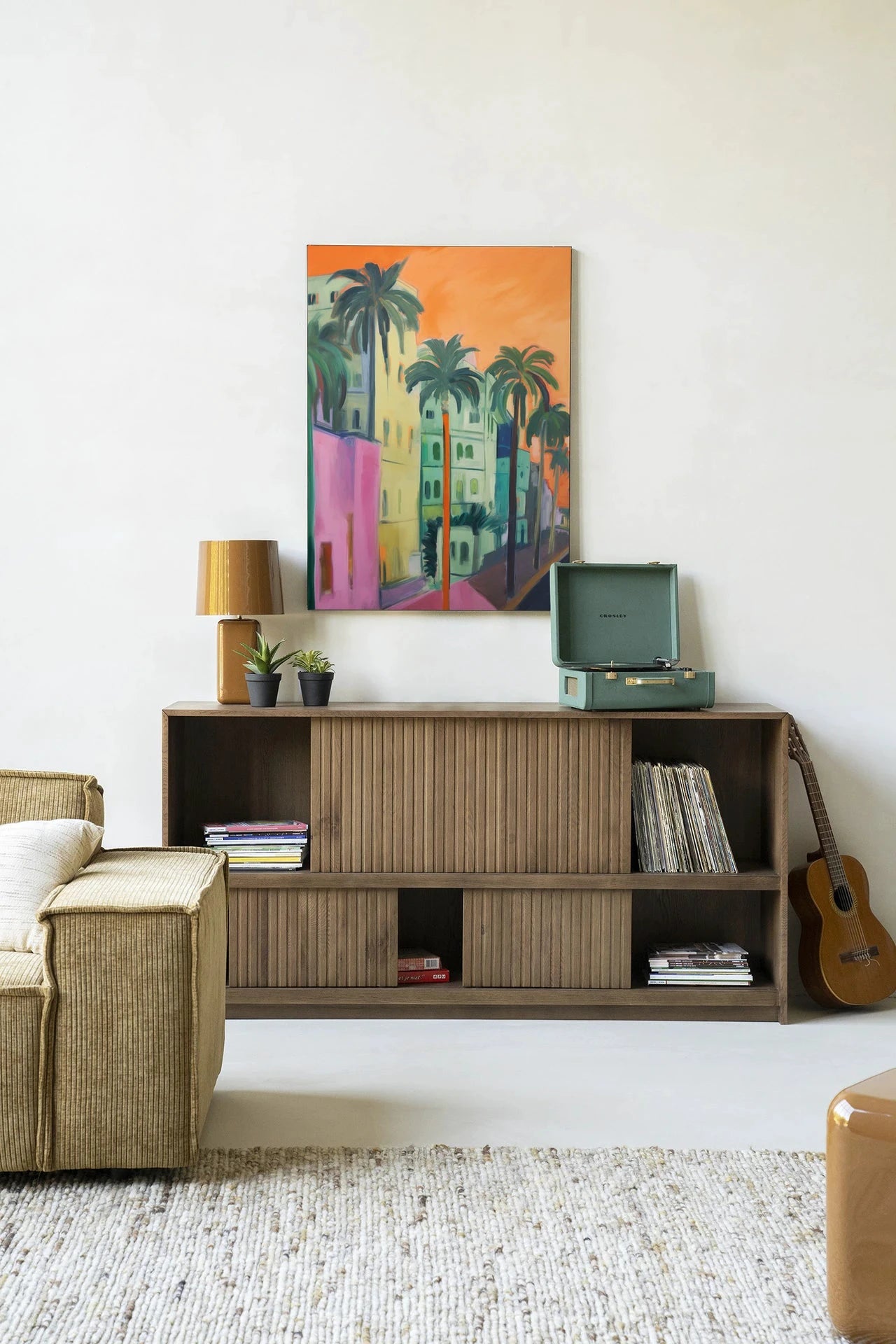 Moderne wanddecoratie van Urban Cotton met palm street kunstprint, glazen kunst en wandkleed in een stijlvolle frame.