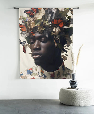 Moderne wanddecoratie met papillon kunstprint en wandkleed van Urban Cotton, hangend aan een gebogen metalen roede.