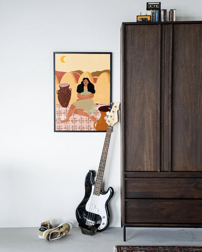 Moderne kunstwanddecoratie van Urban Cotton, Paradise Found met houten zwart frame en glas, kleurrijk artprint en wandkleed.