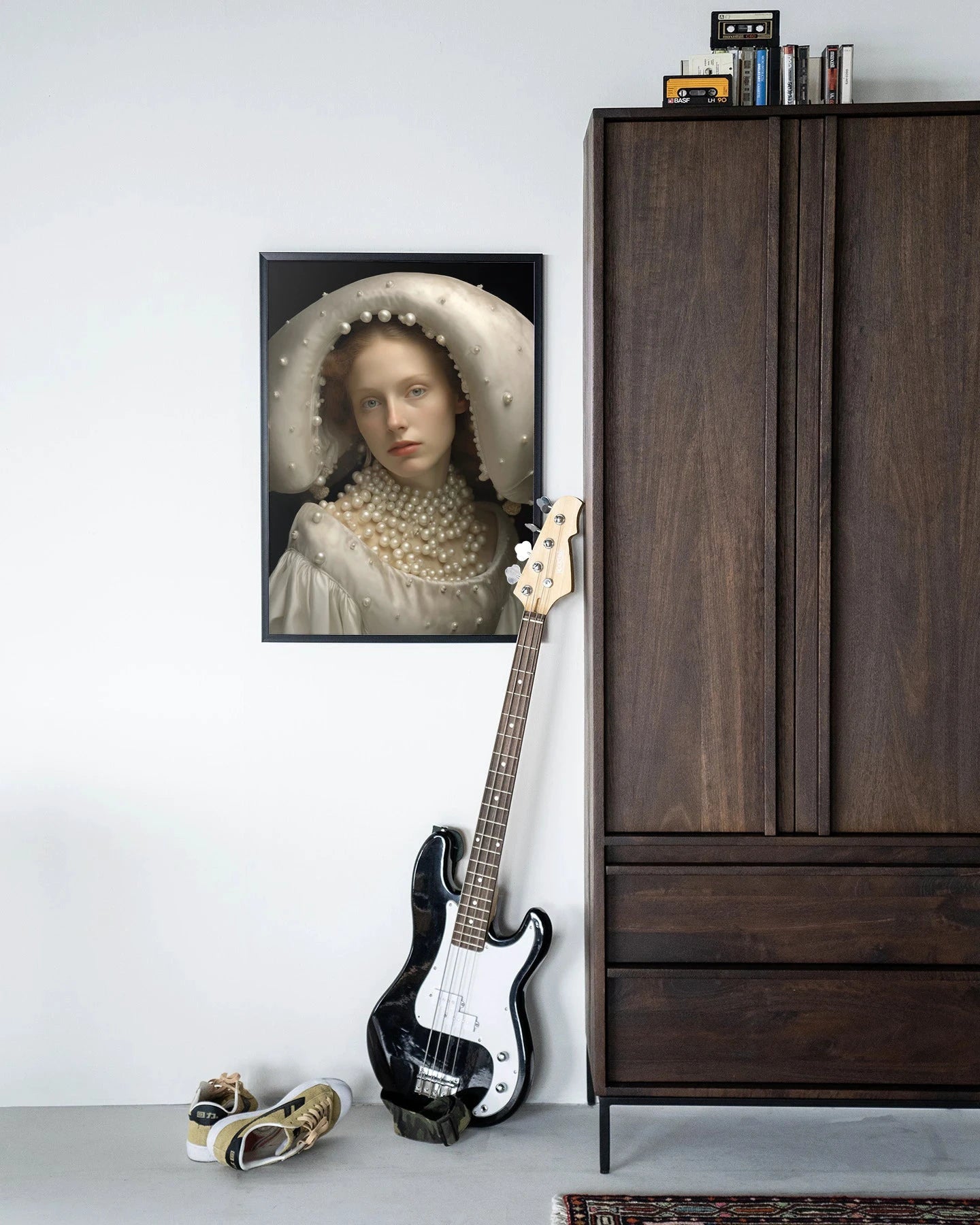 Moderne wanddecoratie van Urban Cotton met kunstwerk Pearl Princess, glasart en wandkleed in zwart houten frame