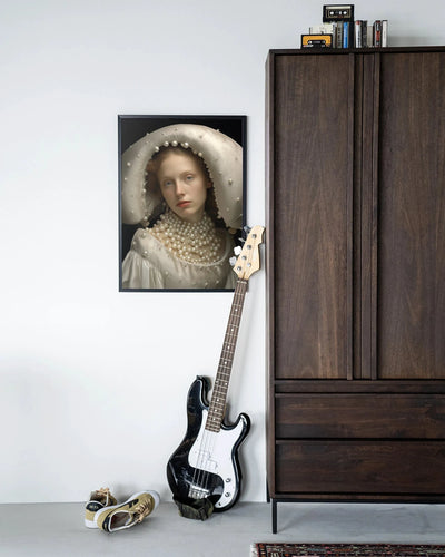 Moderne wanddecoratie van Urban Cotton met kunstwerk Pearl Princess, glasart en wandkleed in zwart houten frame