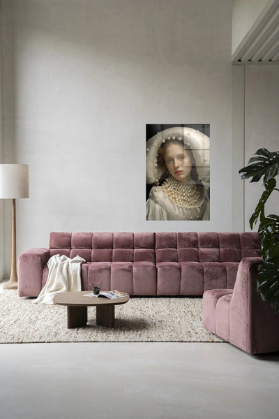 Moderne wanddecoratie van Urban Cotton met glaskunstwerk en textielwandkleed, geïnspireerd op Pearl Princess design.