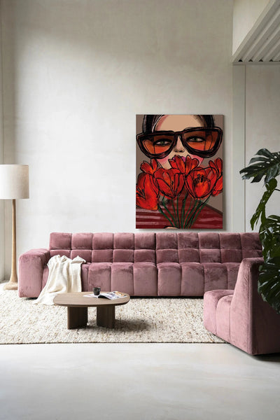 Moderne wanddecoratie met Poppy kunstprint en wandkleed van Urban Cotton, kleurrijk en artistiek muurkunststuk.