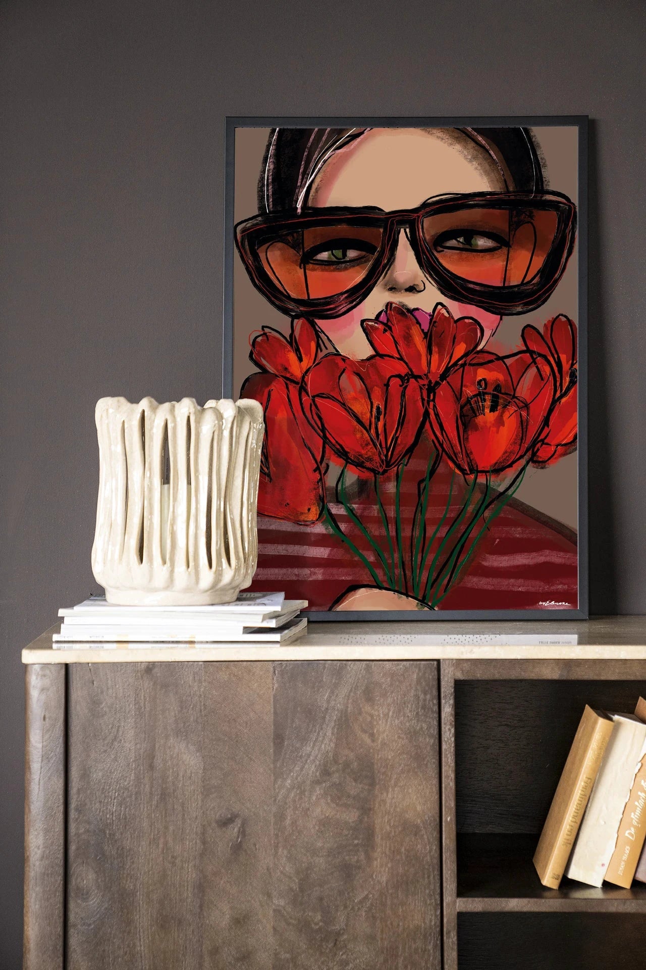 Moderne Poppy wanddecoratie van Urban Cotton, kunstprint met houten zwart frame en glas, geschikt als muurdecoratie.