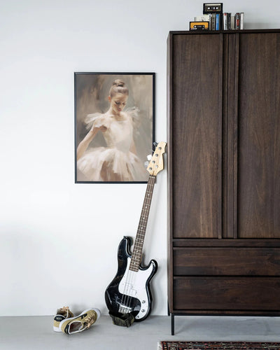 Moderne wanddecoratie van Urban Cotton met een kunstprint van een ballerina in een houten frame, zwart en elegant.