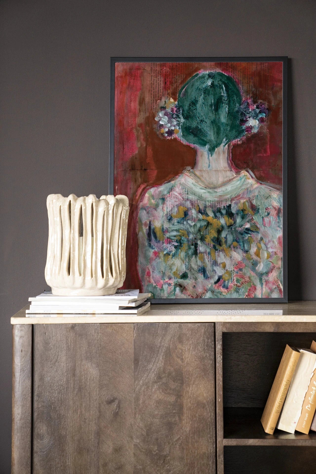 Moderne wanddecoratie van Urban Cotton met rood fluwelen kunstprint in houten lijst, zwart glas en wandkleed.