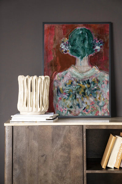 Moderne wanddecoratie van Urban Cotton met rood fluwelen kunstprint in houten lijst, zwart glas en wandkleed.