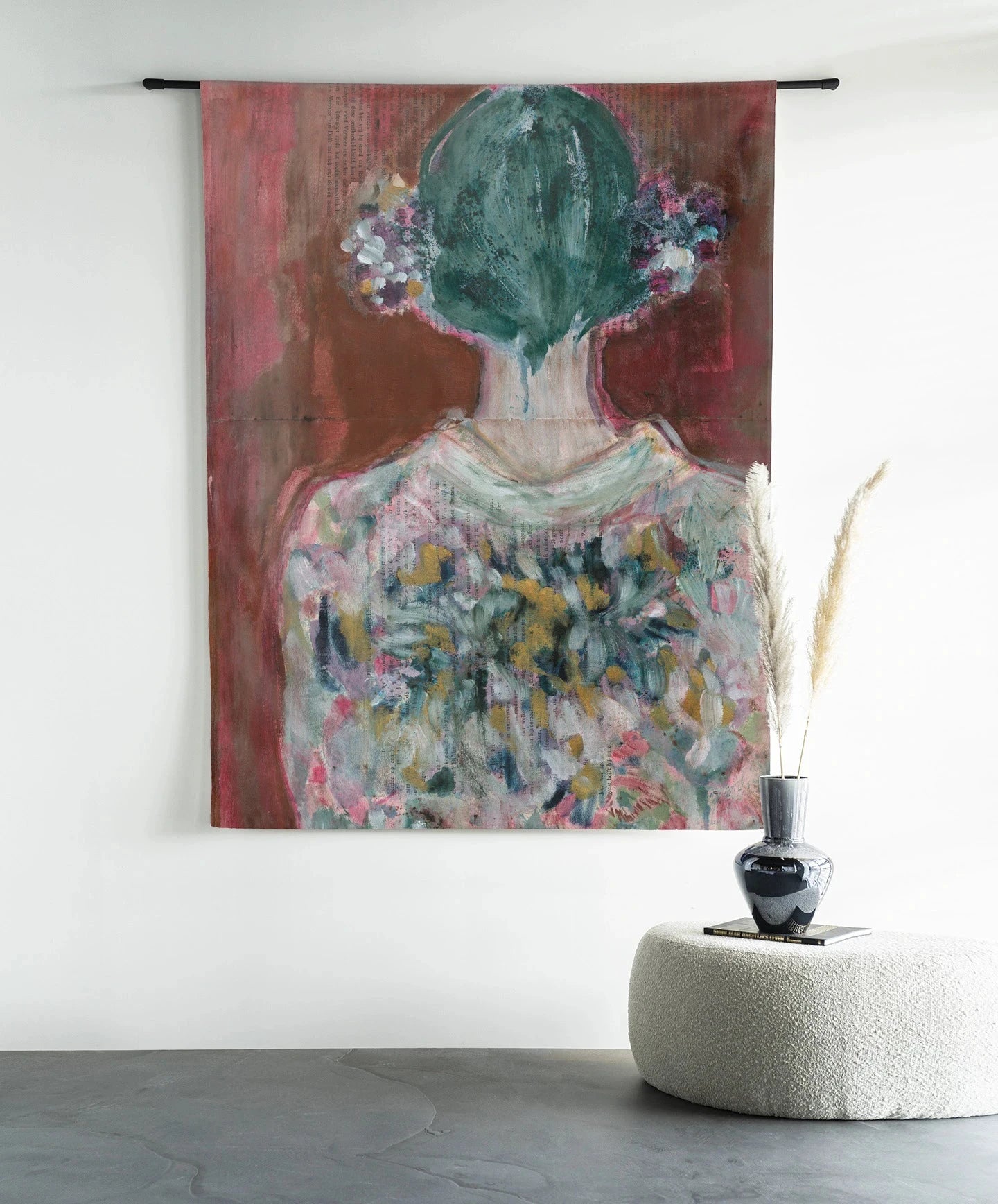 Moderne rode velvet wandkleed van Urban Cotton, kunstwerk met glas en decoratief textiel voor op de muur